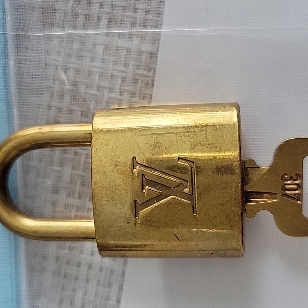 Lv Lock And 2 Keys (307) With Key Ring - image 2